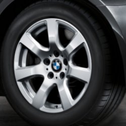 BMW Sternspeiche 233 Felge in 8x17 ET 30 mit Vredestein Winterreifen Reifen in 225/45/17 montiert vorn Hier auf einem 3er BMW E91 325i (Touring) Details zum Fahrzeug / Besitzer