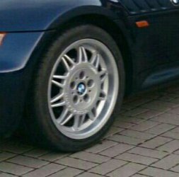 BMW  Felge in 7.5x17 ET 41 mit Dunlop  Reifen in 235/40/17 montiert vorn Hier auf einem Z3 BMW E36 1.9 (Roadster) Details zum Fahrzeug / Besitzer