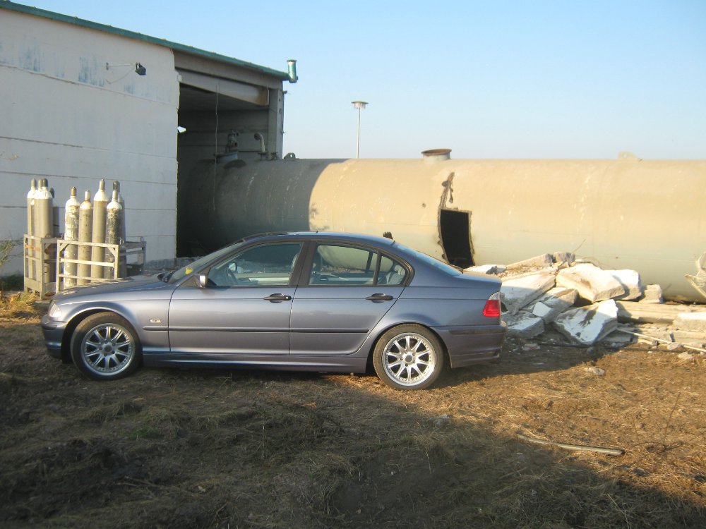 E46 Limo in Stahlblau Metallic - 3er BMW - E46