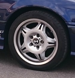 BMW Styling Felge in 8x17 ET  mit Hankook  Reifen in 225/45/17 montiert vorn mit folgenden Nacharbeiten am Radlauf: Kanten gebrdelt Hier auf einem 3er BMW E36 320i (Coupe) Details zum Fahrzeug / Besitzer