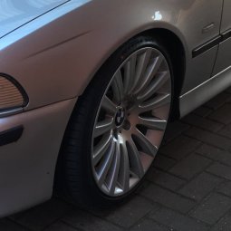 BMW Styling 235 Felge in 8.5x19 ET 25 mit Nexen N Fera Su Reifen in 235/35/19 montiert vorn mit 15 mm Spurplatten Hier auf einem 5er BMW E39 525d (Limousine) Details zum Fahrzeug / Besitzer