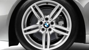 BMW Doppelspeiche 351 M Felge in 8.5x19 ET 33 mit Vredestein  Reifen in 245/40/19 montiert vorn Hier auf einem 5er BMW F11 530d (Touring) Details zum Fahrzeug / Besitzer