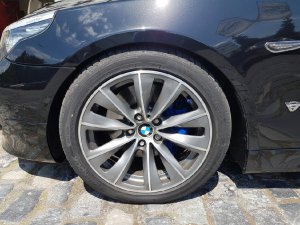 BMW Doppelspeiche 24 Felge in 8x18 ET 20 mit Hankook Ventus S1 evo 2 Reifen in 245/40/18 montiert vorn mit 15 mm Spurplatten Hier auf einem 5er BMW E60 550i (Limousine) Details zum Fahrzeug / Besitzer