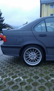 BMW Radial Styling 32 Felge in 8x17 ET 17 mit Falken Ziex Reifen in 215/40/17 montiert hinten mit 25 mm Spurplatten und mit folgenden Nacharbeiten am Radlauf: gebrdelt und gezogen Hier auf einem 3er BMW E36 325i (Limousine) Details zum Fahrzeug / Besitzer