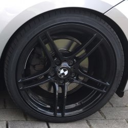 BMW Performance Felge in 8x19 ET 37 mit Pirelli PZero Reifen in 225/35/19 montiert vorn und mit folgenden Nacharbeiten am Radlauf: Kanten gebrdelt Hier auf einem 1er BMW E87 130i (5-Trer) Details zum Fahrzeug / Besitzer