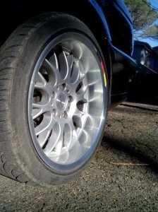 Ecanto E-158 Felge in 8.5x18 ET 13 mit Pirelli P ZERO Reifen in 235/40/18 montiert vorn Hier auf einem 5er BMW E39 540i (Touring) Details zum Fahrzeug / Besitzer