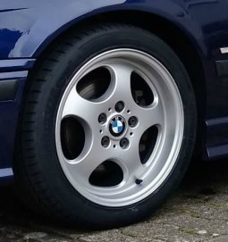 BMW Styling 109 Felge in 8x17 ET 46 mit Hankook Ventus V12 Evo2 Reifen in 225/45/17 montiert vorn Hier auf einem 3er BMW E36 323ti (Compact) Details zum Fahrzeug / Besitzer