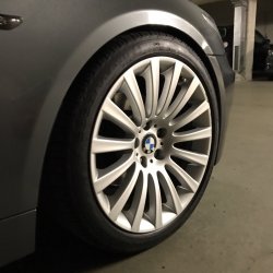 BMW Styling 235 Felge in 8.5x19 ET 25 mit Goodyear  Reifen in 245/45/19 montiert vorn mit 25 mm Spurplatten und mit folgenden Nacharbeiten am Radlauf: Kanten gebrdelt Hier auf einem 5er BMW E61 530d (Touring) Details zum Fahrzeug / Besitzer