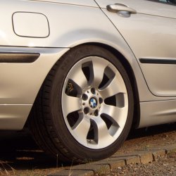BMW Styling 158 Felge in 8x17 ET 34 mit Nexen N-6000 Reifen in 215/45/17 montiert hinten mit 5 mm Spurplatten und mit folgenden Nacharbeiten am Radlauf: Kanten gebrdelt Hier auf einem 3er BMW E46 316i (Limousine) Details zum Fahrzeug / Besitzer
