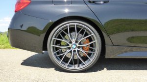 BMW M Doppelspeiche 405 Bicolor Felge in 8.5x20 ET 47 mit Pirelli P Zero (RFT) Reifen in 255/30/20 montiert hinten Hier auf einem 3er BMW F31 335i (Touring) Details zum Fahrzeug / Besitzer
