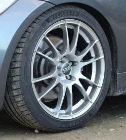 O.Z Ultraleggera Felge in 8x18 ET 34 mit Michelin 	Pilot Sport 4 Reifen in 235/40/18 montiert vorn mit 5 mm Spurplatten Hier auf einem 3er BMW E90 330i (Limousine) Details zum Fahrzeug / Besitzer