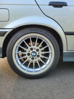BMW Styling 32 Felge in 8.5x17 ET 41 mit Hankook Ventus Prime 4 Reifen in 245/40/17 montiert hinten Hier auf einem 3er BMW E36 328i (Limousine) Details zum Fahrzeug / Besitzer