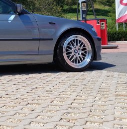 - NoName/Ebay - Ultra Wheels UA3 Felge in 8.5x18 ET 35 mit Goodyear Eagle F1 Reifen in 225/40/18 montiert vorn Hier auf einem 3er BMW E46 320d (Limousine) Details zum Fahrzeug / Besitzer