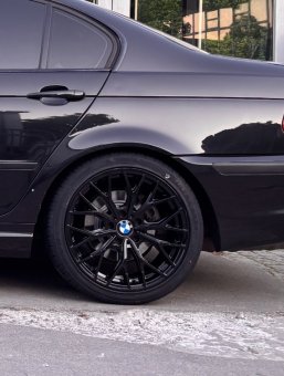 - NoName/Ebay - WH37 Felge in 8x18 ET 35 mit - NoName/Ebay - Arivo Ultra ARZ 4 Reifen in 225/40/18 montiert hinten Hier auf einem 3er BMW E46 320d (Limousine) Details zum Fahrzeug / Besitzer