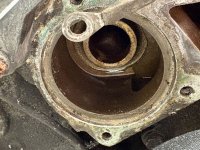 E34 525i 1991 erweckt aus Dornr�schenschlaf - 5er BMW - E34 - thermostatGehuseAusgebautNah.jpeg