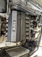 E34 525i 1991 erweckt aus Dornr�schenschlaf - 5er BMW - E34 - zundspulenAbdeckung.jpeg
