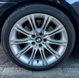 BMW Styling 135 Felge in 8x18 ET 20 mit Michelin Primacy 3 Reifen in 245/40/18 montiert hinten mit 25 mm Spurplatten Hier auf einem 5er BMW E60 530i (Limousine) Details zum Fahrzeug / Besitzer