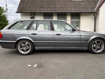 BMW M GmbH  Felge in 8x17 ET 20 mit Continental  Reifen in 235/45/17 montiert vorn mit folgenden Nacharbeiten am Radlauf: Kanten geb�rdelt Hier auf einem 5er BMW E34 540i (Touring) Details zum Fahrzeug / Besitzer