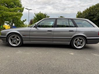 BMW M GmbH  Felge in 9x17 ET 22 mit Michelin  Reifen in 255/40/17 montiert hinten mit folgenden Nacharbeiten am Radlauf: Kanten geb�rdelt Hier auf einem 5er BMW E34 540i (Touring) Details zum Fahrzeug / Besitzer