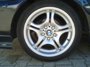 BMW M68 Felge in 8.5x17 ET 50 mit Hankook Ventus V12 Reifen in 245/40/17 montiert hinten und mit folgenden Nacharbeiten am Radlauf: Kanten gebrdelt Hier auf einem 3er BMW E46 320i (Limousine) Details zum Fahrzeug / Besitzer