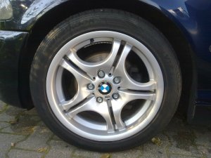 BMW M68 Felge in 7.5x17 ET 41 mit Hankook Ventus V12 Reifen in 225/45/17 montiert vorn mit folgenden Nacharbeiten am Radlauf: Kanten gebrdelt Hier auf einem 3er BMW E46 320i (Limousine) Details zum Fahrzeug / Besitzer
