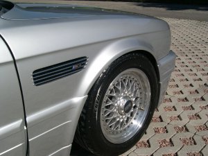 BBS RS 001 Felge in 7x15 ET  mit Bridgestone  Reifen in 205/55/15 montiert vorn und mit folgenden Nacharbeiten am Radlauf: Kanten gebrdelt Hier auf einem 3er BMW E30 325i (Cabrio) Details zum Fahrzeug / Besitzer