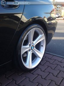 BMW Sternspeiche 128 Felge in 10x21 ET 25 mit Pirelli Pzero Nero XL Reifen in 285/30/21 montiert hinten mit 15 mm Spurplatten Hier auf einem 7er BMW E65 735i (Limousine) Details zum Fahrzeug / Besitzer