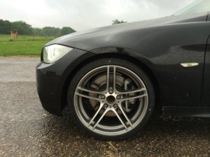BMW Performance 313 Felge in 8x19 ET 39 mit Bridgestone Potenza Reifen in 225/35/19 montiert vorn mit 15 mm Spurplatten Hier auf einem 3er BMW E90 335i (Limousine) Details zum Fahrzeug / Besitzer