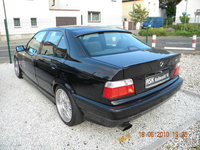 Cosmosschwarzer BMW - 3er BMW - E36