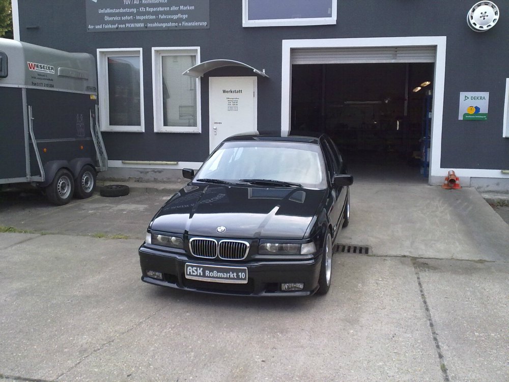 Cosmosschwarzer BMW - 3er BMW - E36