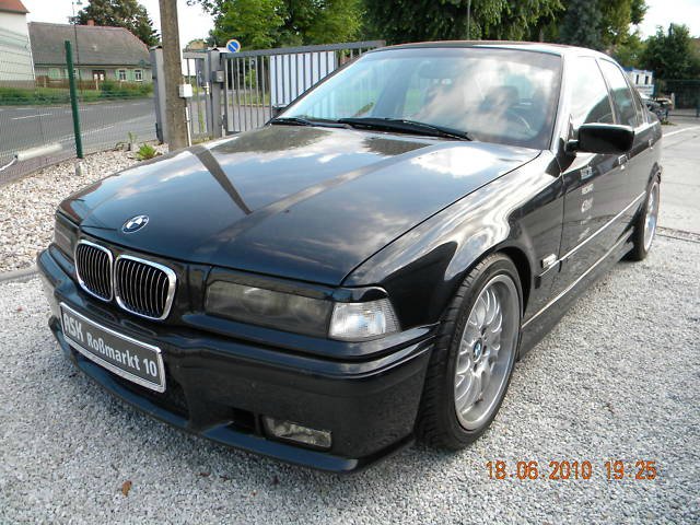 Cosmosschwarzer BMW - 3er BMW - E36