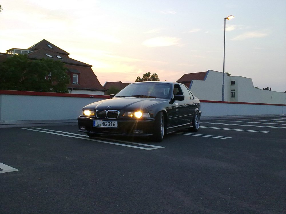 Cosmosschwarzer BMW - 3er BMW - E36