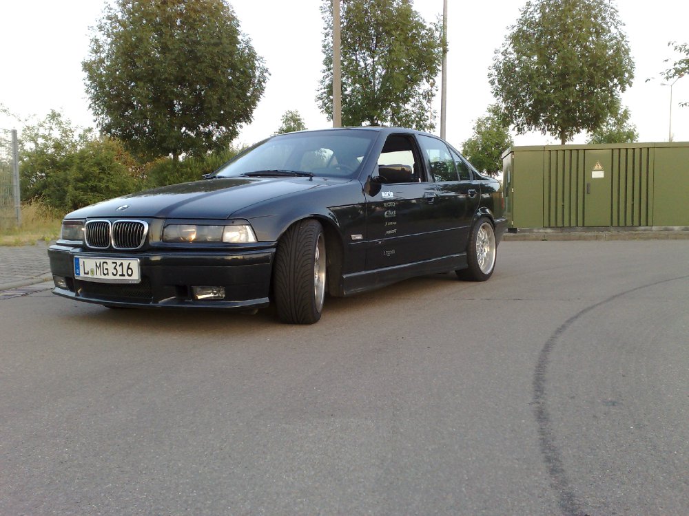 Cosmosschwarzer BMW - 3er BMW - E36