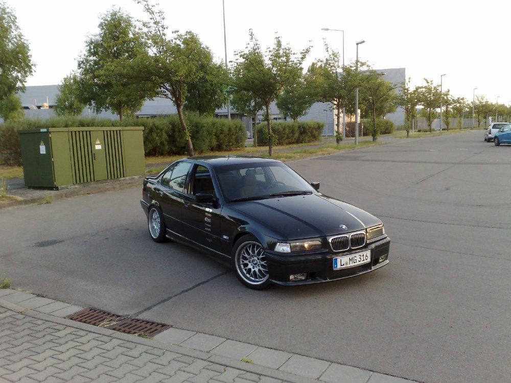 Cosmosschwarzer BMW - 3er BMW - E36