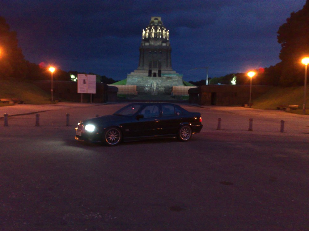 Cosmosschwarzer BMW - 3er BMW - E36