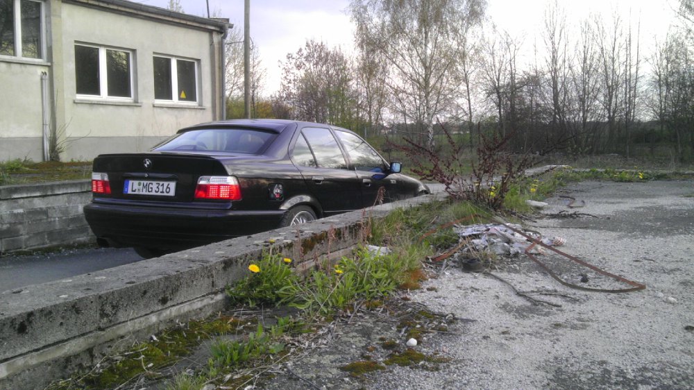 Cosmosschwarzer BMW - 3er BMW - E36