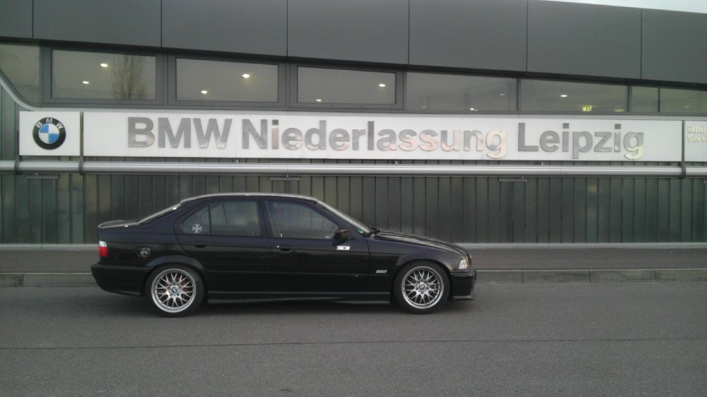 Cosmosschwarzer BMW - 3er BMW - E36