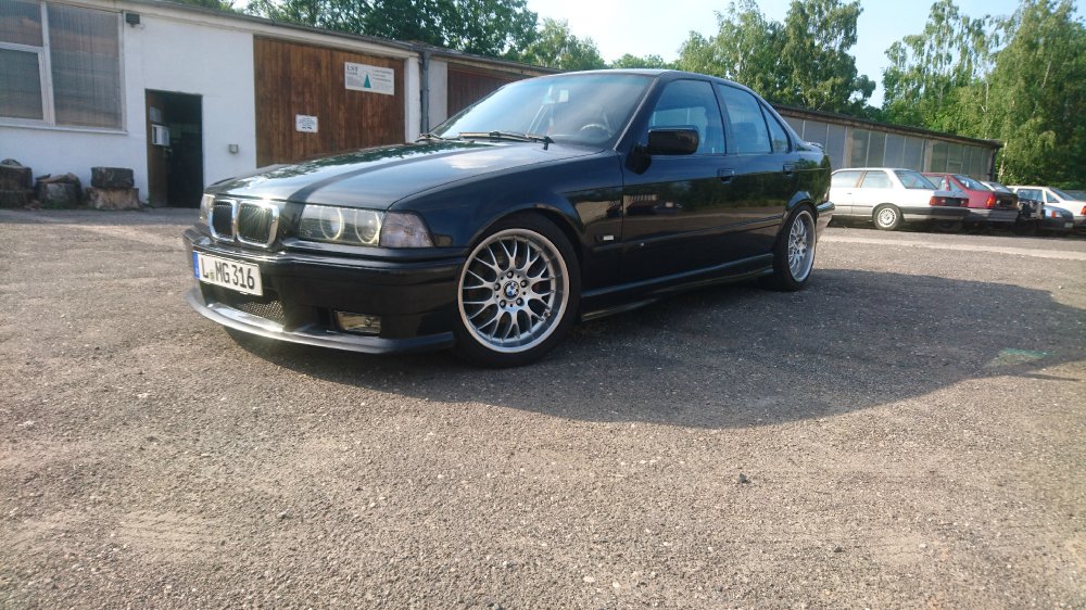 Cosmosschwarzer BMW - 3er BMW - E36