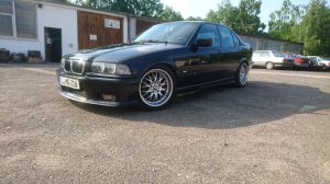 Cosmosschwarzer BMW - 3er BMW - E36