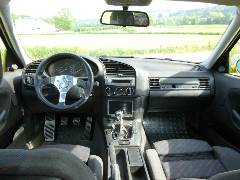 Phnix Gelb sedan, 2023 on the road again - 3er BMW - E36