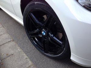 Borbet XRT Black Glossy Felge in 8x18 ET 35 mit Continental Continental Sportcontact 5 Reifen in 225/40/18 montiert vorn Hier auf einem 3er BMW E91 320d (Touring) Details zum Fahrzeug / Besitzer