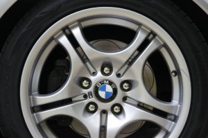 BMW BMW M 68 Felge in 7.5x17 ET 35 mit Hankook VENTUS V12 EVO K110 Reifen in 255/40/17 montiert hinten und mit folgenden Nacharbeiten am Radlauf: Kanten gebrdelt Hier auf einem 3er BMW E46 320i (Cabrio) Details zum Fahrzeug / Besitzer