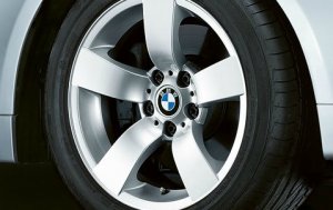 BMW Styling 122 Felge in 8x17 ET 43 mit Bridgestone Potenza Reifen in 245/45/17 montiert vorn Hier auf einem 5er BMW E60 525i (Limousine) Details zum Fahrzeug / Besitzer