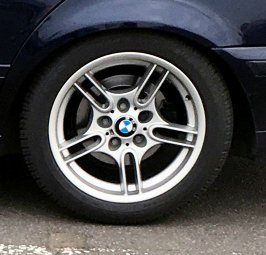 BMW BMW M Parallelspeiche 66 Felge in 8x17 ET 20 mit Fulda Kristall Supreme M+S Reifen in 235/45/17 montiert hinten mit folgenden Nacharbeiten am Radlauf: Kanten gebrdelt Hier auf einem 5er BMW E39 523i (Limousine) Details zum Fahrzeug / Besitzer