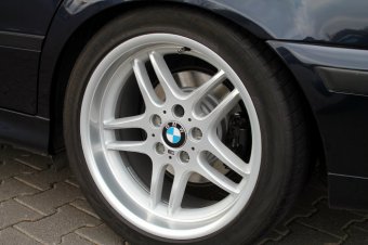 BMW BMW M Parallelspeiche 37 Felge in 9x18 ET 24 mit Vredestein Ultrac Vorti Reifen in 265/35/18 montiert hinten und mit folgenden Nacharbeiten am Radlauf: Kanten gebrdelt Hier auf einem 5er BMW E39 523i (Limousine) Details zum Fahrzeug / Besitzer