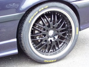 royal wheels GT Felge in 8.5x18 ET 35 mit Pirelli P Zero Reifen in 255/35/18 montiert hinten und mit folgenden Nacharbeiten am Radlauf: massive Aufweitung Hier auf einem 3er BMW E36 320i (Coupe) Details zum Fahrzeug / Besitzer