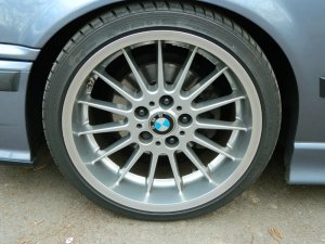 BMW Radialspeiche 32 Felge in 8x18 ET 20 mit Hankook Evo S1 Reifen in 205/40/18 montiert vorn und mit folgenden Nacharbeiten am Radlauf: Kanten gebrdelt Hier auf einem 3er BMW E36 323ti (Compact) Details zum Fahrzeug / Besitzer