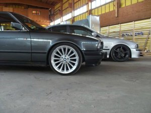 BMW 198 Felge in 8x19 ET  mit Dunlop  Reifen in 225/35/19 montiert vorn mit 15 mm Spurplatten Hier auf einem 5er BMW E34 520i (Limousine) Details zum Fahrzeug / Besitzer