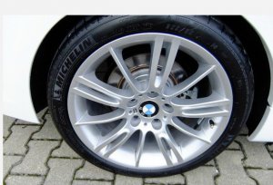 BMW M Sternspeiche 193 Felge in 8x18 ET 34 mit Continental WinterContact Reifen in 225/40/18 montiert vorn Hier auf einem 3er BMW E90 320d (Limousine) Details zum Fahrzeug / Besitzer