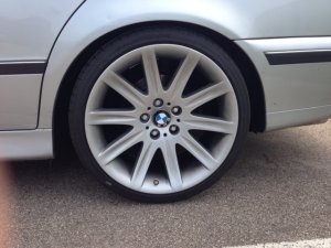 BMW Styling 95 Felge in 10x19 ET 24 mit Hankook V12 Reifen in 265/30/19 montiert hinten mit 10 mm Spurplatten und mit folgenden Nacharbeiten am Radlauf: Kanten gebrdelt Hier auf einem 5er BMW E39 523i (Limousine) Details zum Fahrzeug / Besitzer